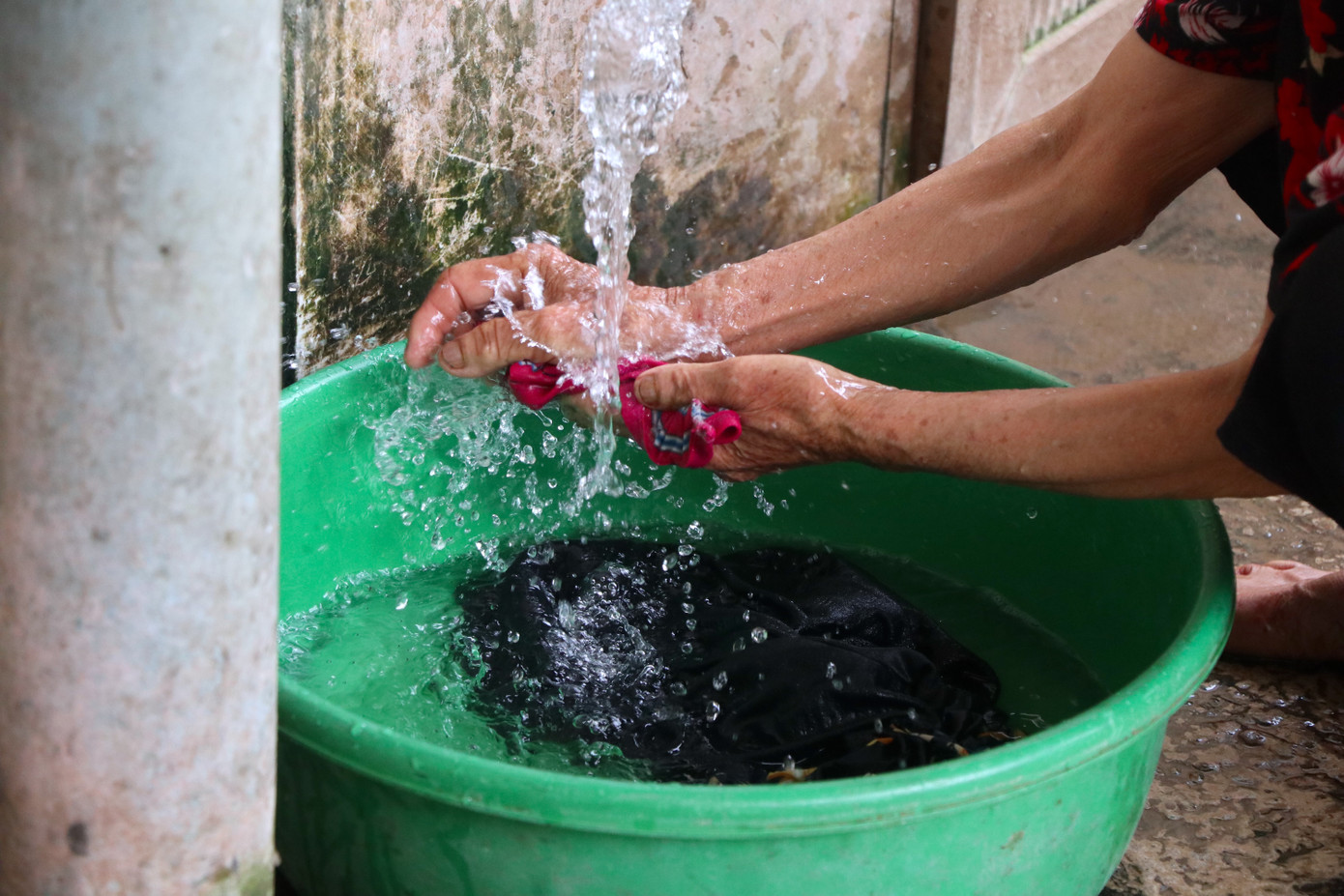 Hàng chục năm qua, bà con ở xã này bị thiếu nước sạch sinh hoạt, thậm chí nước giếng khoan ở đây còn có tỷ lệ asen vượt ngưỡng cho phép 100 lần, nhiễm amoni và nhiều tạp chất độc hại khác.