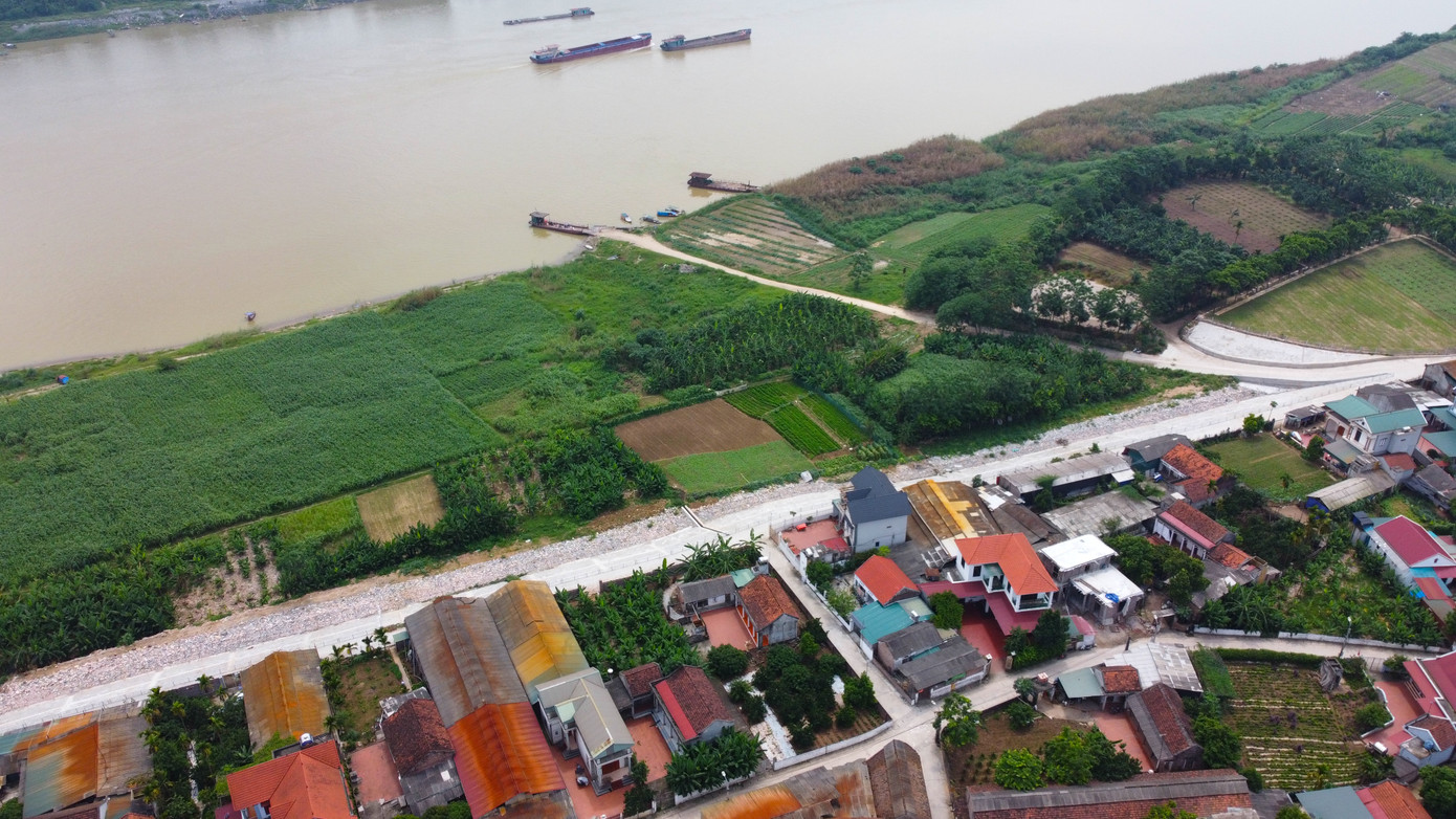 Cách trung tâm Hà Nội khoảng 60 km, xã Minh Châu được thành lập năm 1955 tại vùng bãi giữa sông Hồng thuộc huyện Ba Vì. Xã có diện tích trên 560 ha, dân số hơn 1.400 hộ (khoảng 6.500 nhân khẩu). Người dân chủ yếu sản xuất nông nghiệp thuần túy như trồng chuối, nuôi bò sữa.