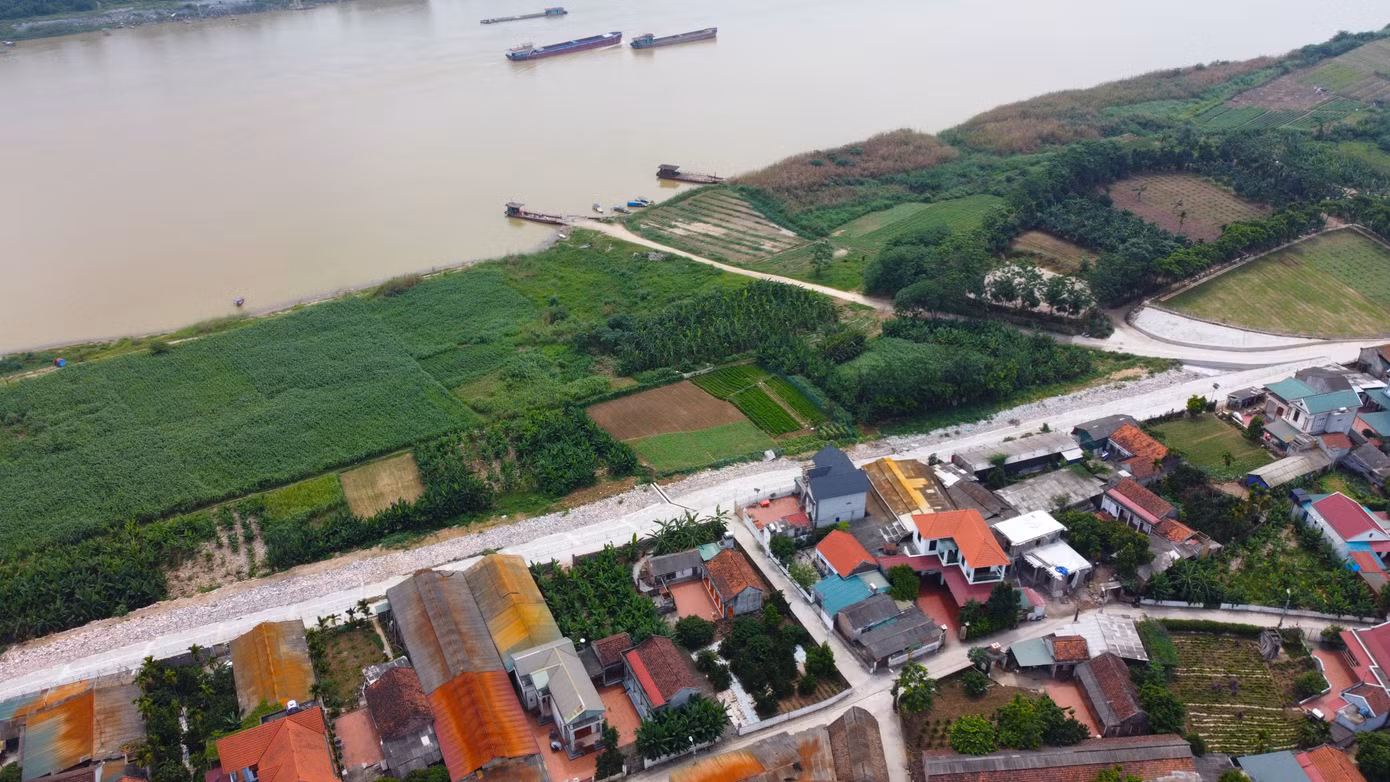 Cách trung tâm Hà Nội khoảng 60 km, xã Minh Châu được thành lập năm 1955 tại vùng bãi giữa sông Hồng thuộc huyện Ba Vì. Xã có diện tích trên 560 ha, dân số hơn 1.400 hộ (khoảng 6.500 nhân khẩu). Người dân chủ yếu sản xuất nông nghiệp thuần túy như trồng chuối, nuôi bò sữa. Cách trung tâm Hà Nội khoảng 60 km, xã Minh Châu được thành lập năm 1955 tại vùng bãi giữa sông Hồng thuộc huyện Ba Vì. Xã có diện tích trên 560 ha, dân số hơn 1.400 hộ (khoảng 6.500 nhân khẩu). Người dân chủ yếu sản xuất nông nghiệp thuần túy như trồng chuối, nuôi bò sữa.