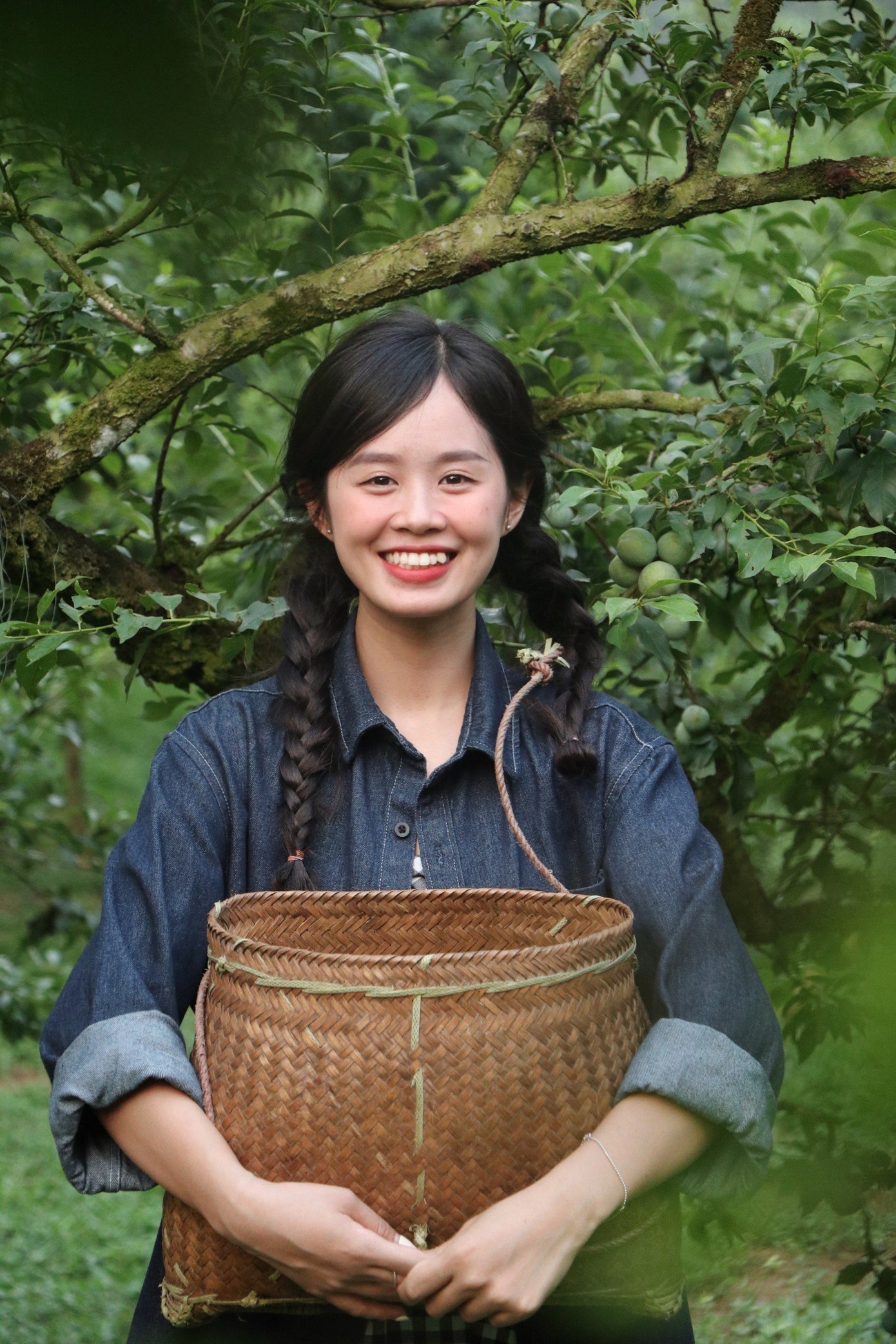 Nhiều bạn trẻ hào hứng check - in, lưu giữ hình ảnh tại các vườn mận tại Mộc Châu.