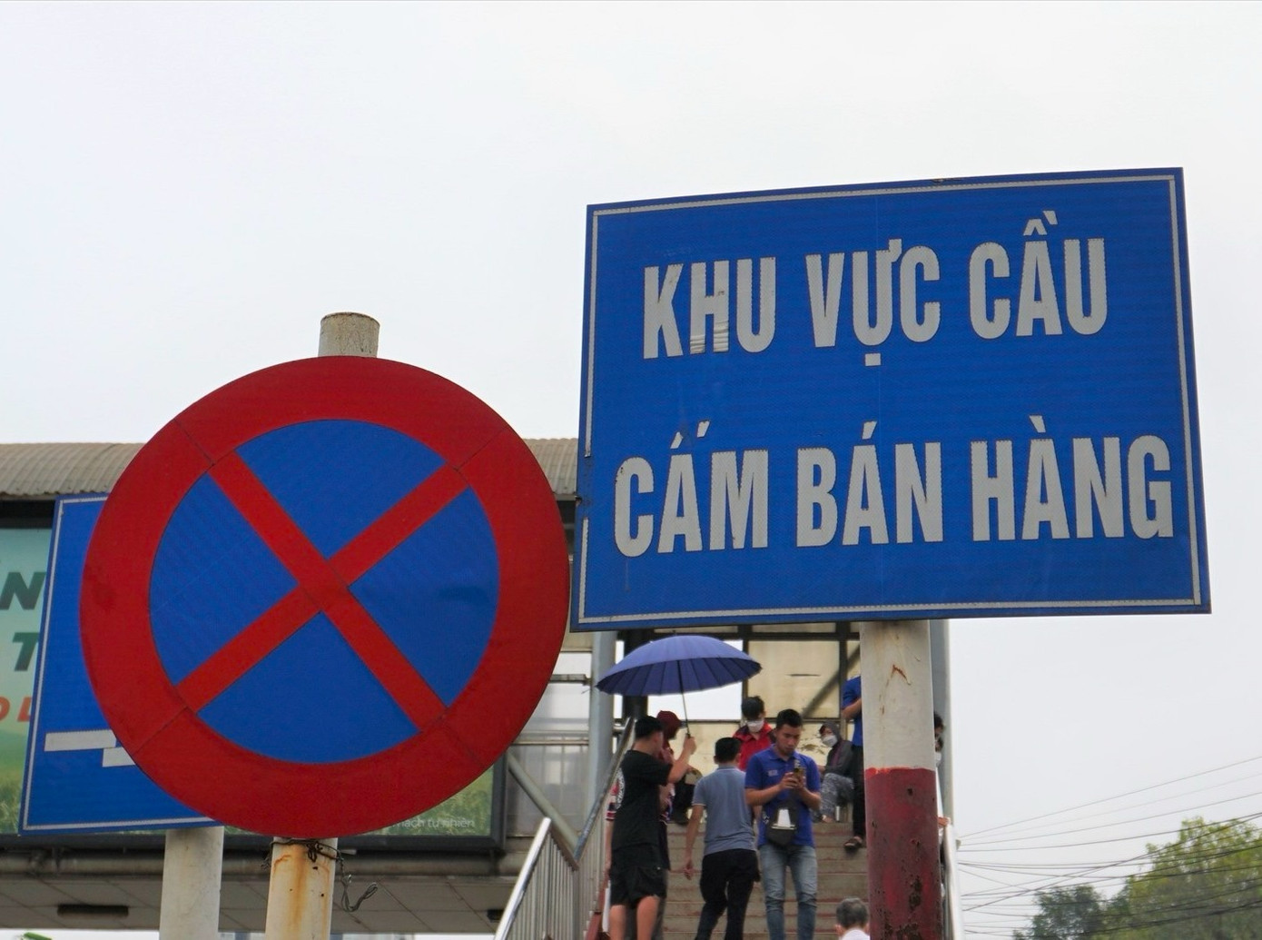Mặc dù đã có biển cấm, nhưng hàng ngày, khoảng từ 10 giờ sáng tới 3 giờ chiều, nhiều quán hàng rong vẫn bày bán tràn lan tại các khu vực cầu vượt bộ hành. Mặc dù đã có biển cấm, nhưng hàng ngày, khoảng từ 10 giờ sáng tới 3 giờ chiều, nhiều quán hàng rong vẫn bày bán tràn lan tại các khu vực cầu vượt bộ hành.