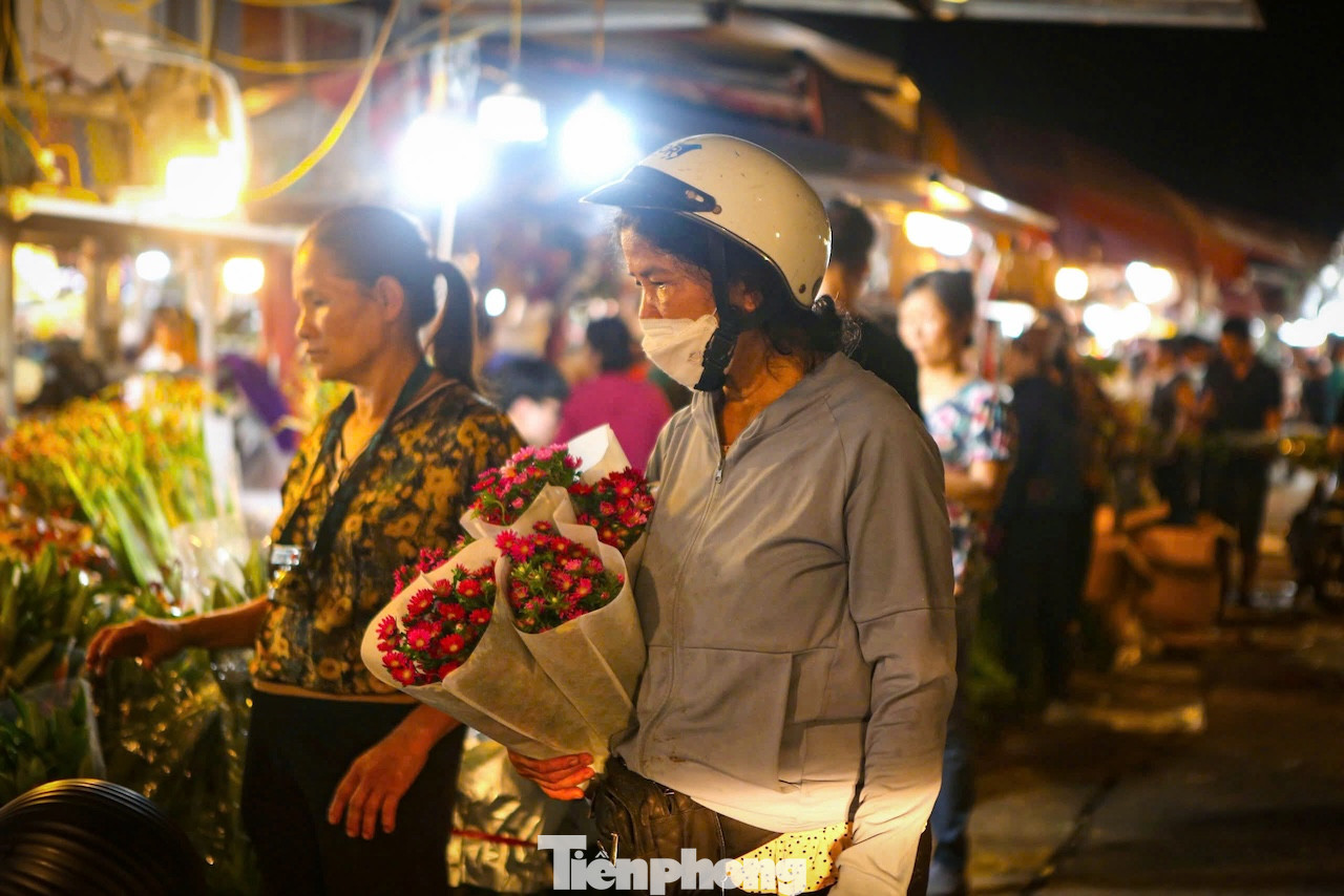 Chợ hoa Quảng Bá bắt đầu đông từ mùng 10/7 Âm lịch, đặc biệt cao điểm vào rạng sáng 14 và 15/7 Âm lịch, đáp ứng nhu cầu của thị trường trong ngày Rằm.