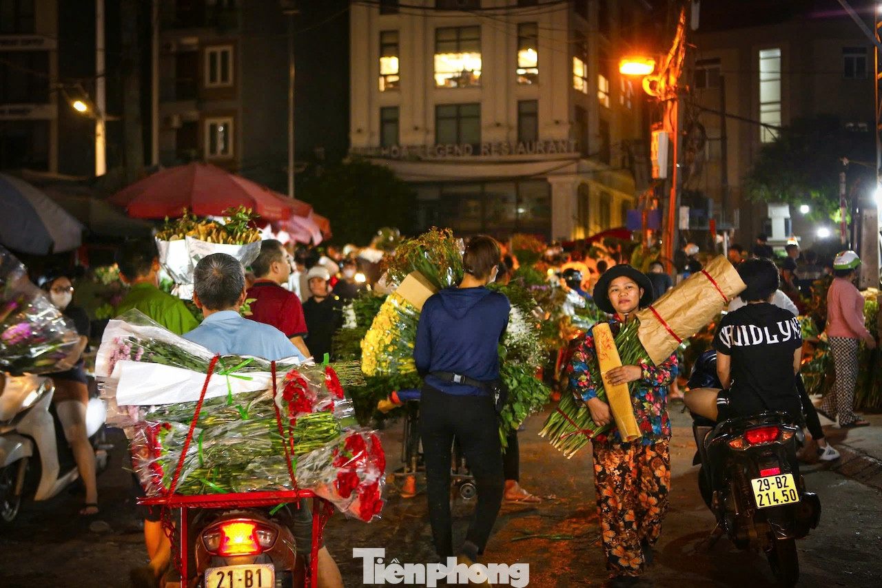 Gần đến Rằm tháng 7, chợ hoa Quảng Bá tấp nập, nhộn nhịp hơn ngày thường.