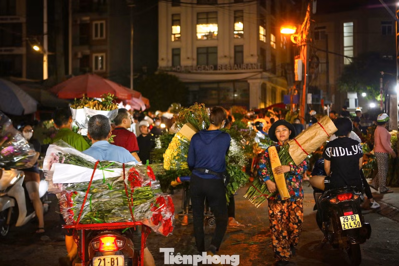 Gần đến Rằm tháng 7, chợ hoa Quảng Bá tấp nập, nhộn nhịp hơn ngày thường.