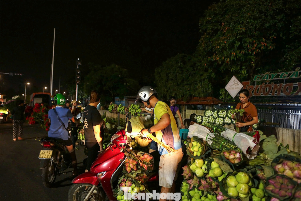 Đang là mùa sen, nên hoa sen được nhiều người chọn để thắp hương Rằm. Lượng hoa sen đổ về chợ những ngày này gấp đôi ngày thường.