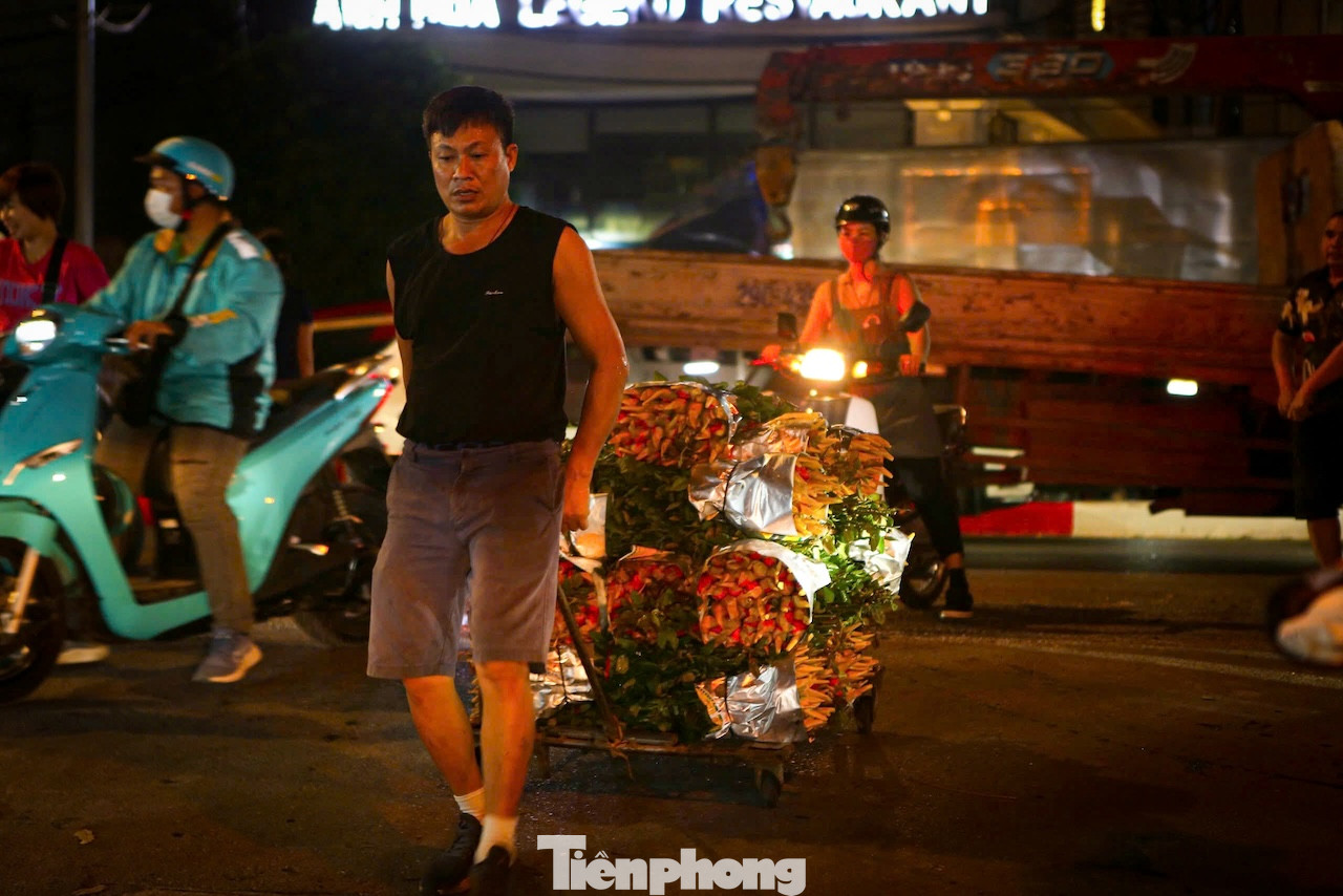 Đêm "không ngủ" của người lao động tại chợ hoa.