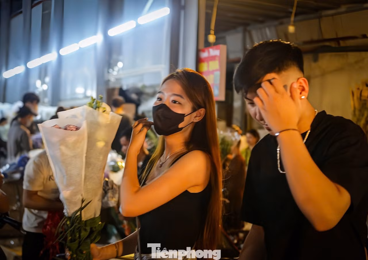 Ngày cuối tuần, chị Thanh Lan (Cầu Giấy, Hà Nội), cùng chồng lên chợ sớm để mua hoa thắp hương ngày Rằm. Chị cho biết: "Rằm là ngày lễ lớn trong năm, mình muốn lên chợ hoa lớn để mua nhiều, chuẩn bị tươm tất cho dịp lễ này. Chợ đa dạng các loại hoa, giá cả cũng phải chăng nên dù đi xa nhưng mình vẫn cố gắng lên sớm để chọn cho bớt đông".