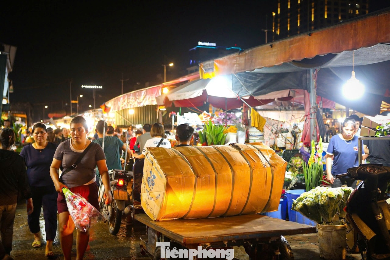 Càng giáp lễ, chợ hoa càng đông nên người lao động ở đây phải làm việc gấp đôi ngày thường.