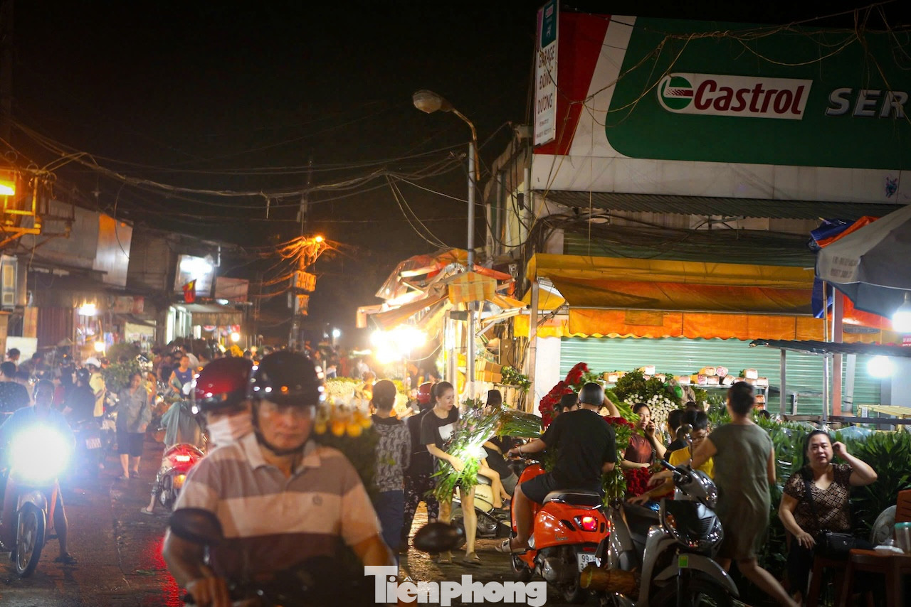 Rạng sáng 17/8 tức 14/7 Âm lịch, những chuyến xe chở hoa đêm vẫn tấp nập đi lại trong chợ hoa Quảng Bá cùng với dòng người đổ về mua sắm.