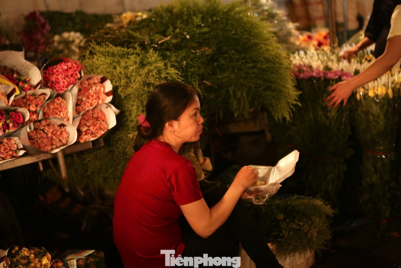 Những bữa cơm ăn vội của tiểu thương bán hoa.