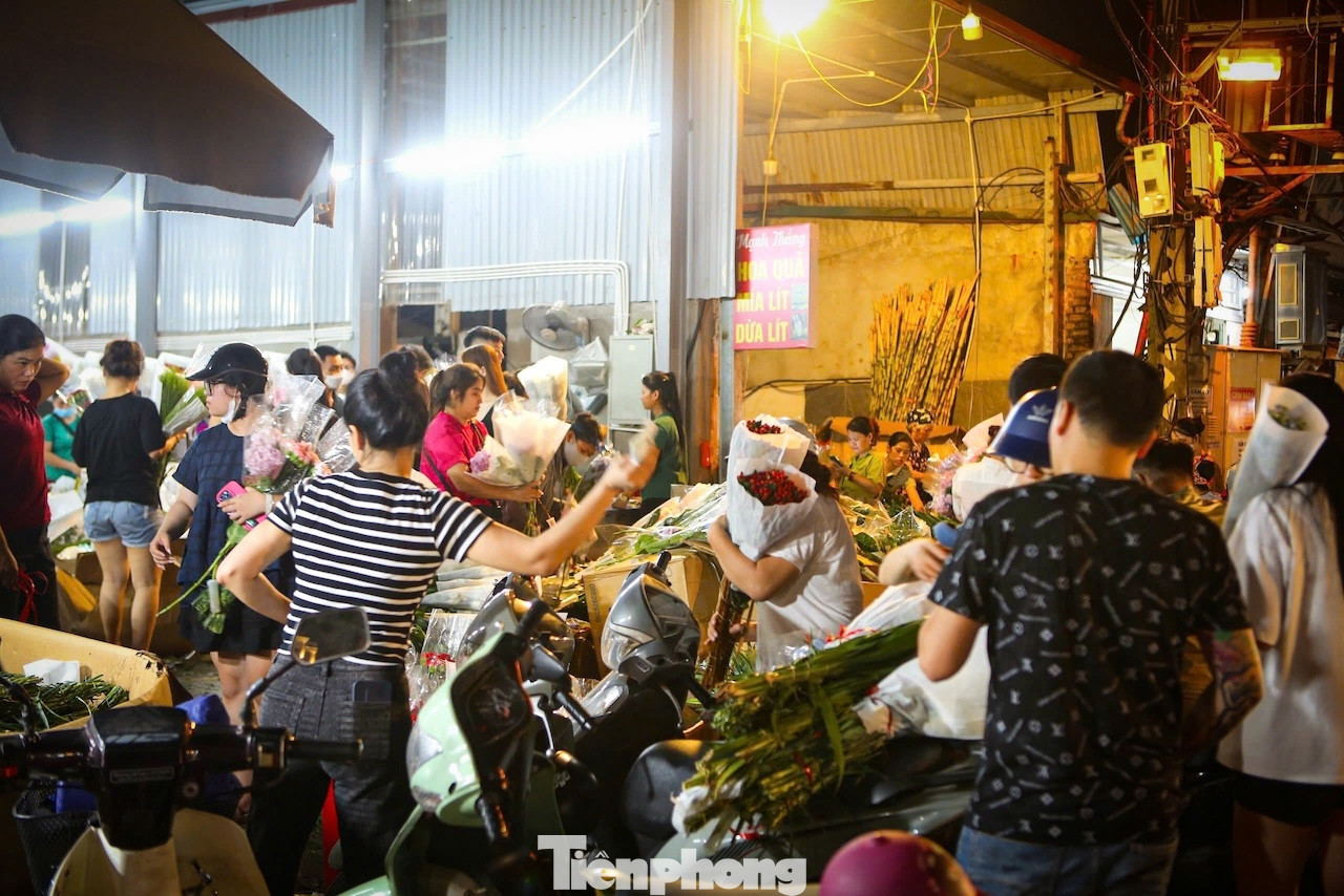 Theo đó, giá hoa hồng dao động từ 120.000-350.000 đồng/bó 60 bông tùy loại to nhỏ, ngắn dài khác nhau. Hoa ly được nhập về từ Đà Lạt giá khoảng 250.000-350.000 đồng/bó 10 cành, hoa mộc lan 170.000 đồng/bó 4 cành nhỏ… Ngoài ra, nhiều loại hoa nhập mới cũng được yêu thích.