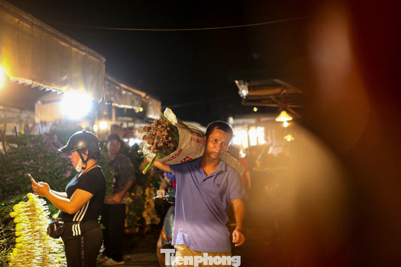 Chợ hoa Quảng Bá bắt đầu đông từ mùng 10/7 Âm lịch, đặc biệt cao điểm vào rạng sáng 14 và 15/7 Âm lịch, đáp ứng nhu cầu của thị trường trong ngày Rằm.