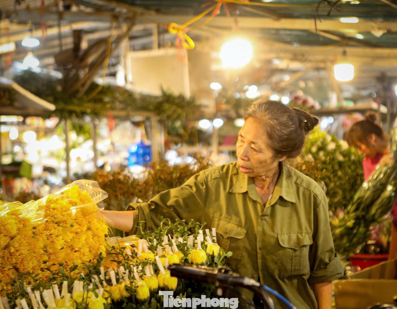 Chợ hoa Quảng Bá bắt đầu đông từ mùng 10/7 Âm lịch, đặc biệt cao điểm vào rạng sáng 14 và 15/7 Âm lịch, đáp ứng nhu cầu của thị trường trong ngày Rằm.