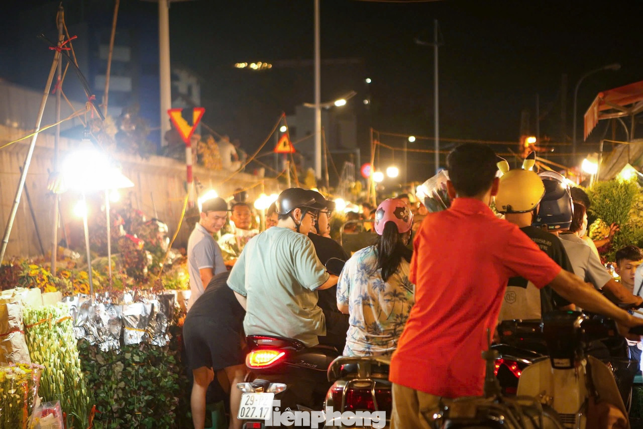 Không khí mua sắm ở chợ luôn tấp nập, đông đúc. Cảnh ùn tắc diễn ra thường xuyên từ tối muộn tới sáng.