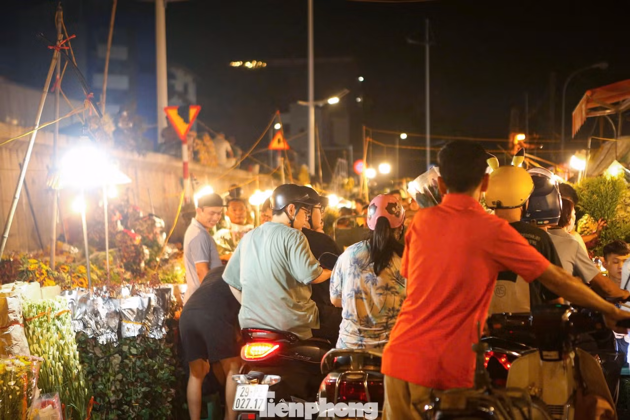 Không khí mua sắm ở chợ luôn tấp nập, đông đúc. Cảnh ùn tắc diễn ra thường xuyên từ tối muộn tới sáng.