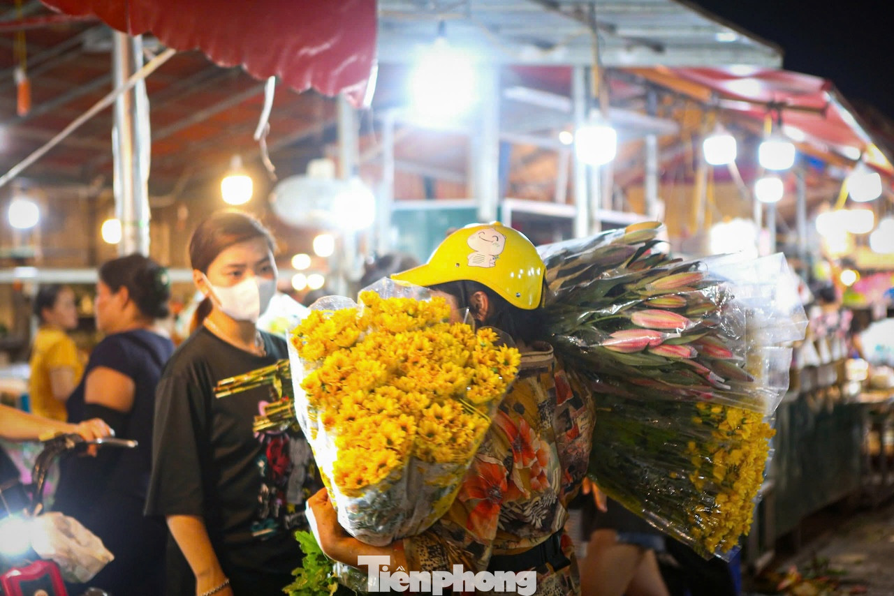 Những người buôn hoa đến mua buôn ở chợ Quảng Bá và mang về các khu chợ khắp trên địa bàn Hà Nội hoặc các vùng lân cận để bán lẻ cho khách.