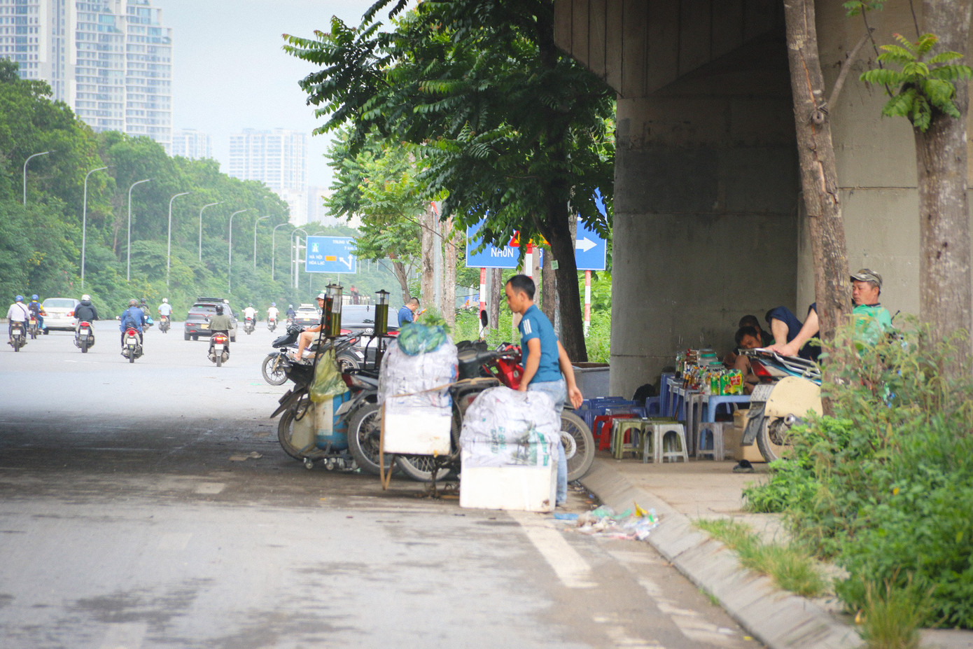 Quán trà đá và các cây xăng di động ngay dưới chân cầu vượt Song Phương.