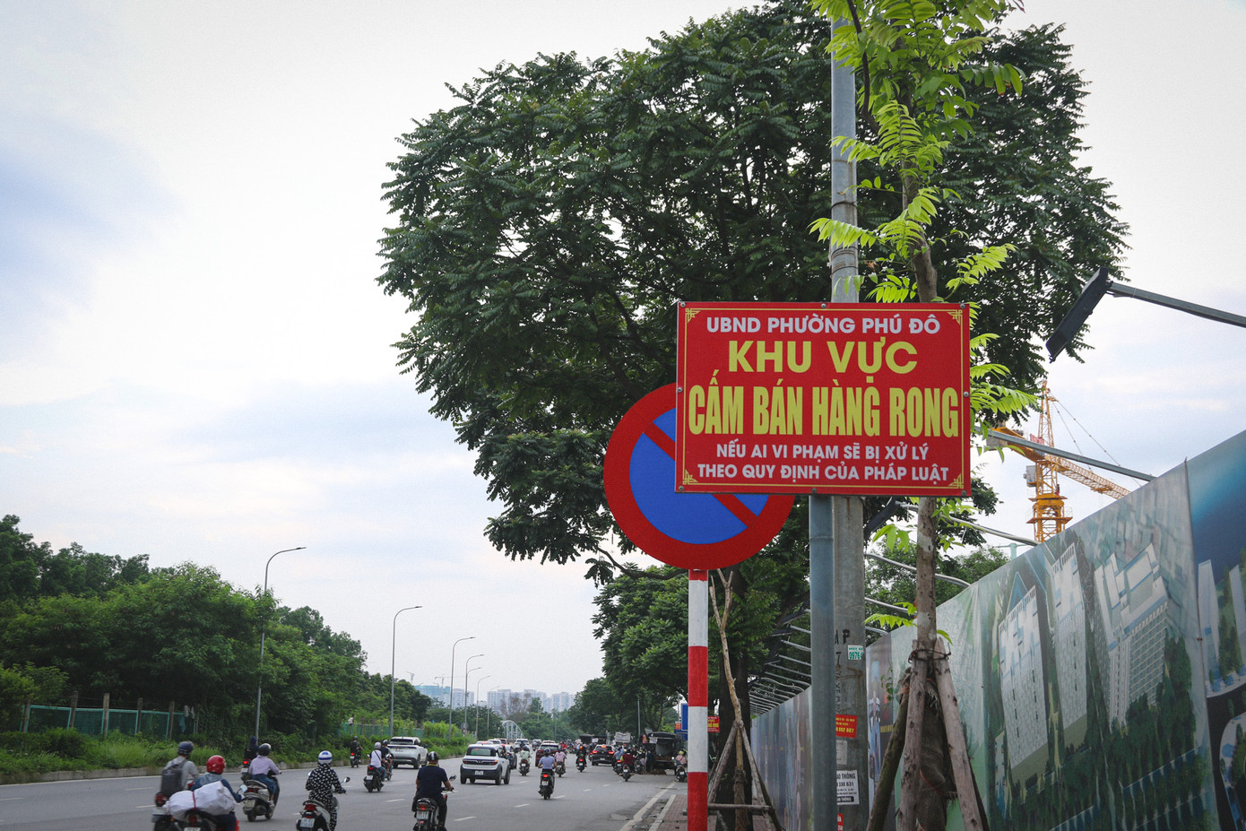 Các hàng rong bày bán bất chấp loạt biển cấm của cơ quan chức năng.