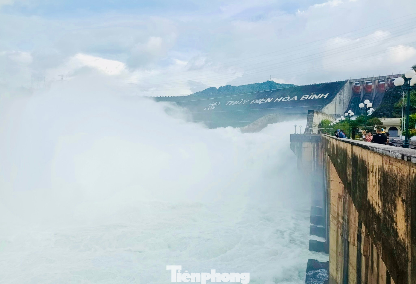 Do mở hai cửa xả đáy, lượng nước chảy mạnh khiến bọt tung trắng xóa tại khu vực cửa xả đáy. Do mở hai cửa xả đáy, lượng nước chảy mạnh khiến bọt tung trắng xóa tại khu vực cửa xả đáy.