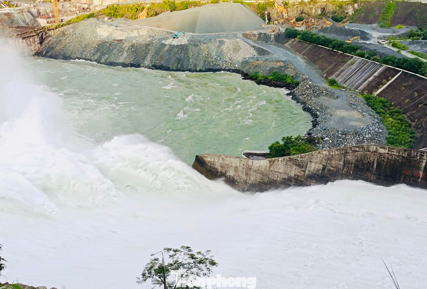 Dòng nước lớn tuôn ra từ cửa xả đáy của thủy điện. Dòng nước lớn tuôn ra từ cửa xả đáy của thủy điện.