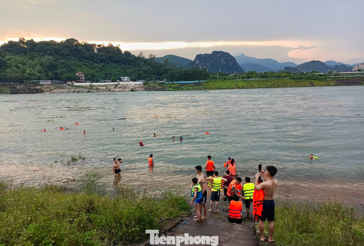 Tuy nhiên, trong lúc thủy điện Hòa Bình đang xả lũ, từng nhóm người hoặc các gia đình mang theo vật dụng như áo phao, đồ bơi men theo bờ kè xuống bơi dưới dòng nước sông Đà chảy xiết. Tuy nhiên, trong lúc thủy điện Hòa Bình đang xả lũ, từng nhóm người hoặc các gia đình mang theo vật dụng như áo phao, đồ bơi men theo bờ kè xuống bơi dưới dòng nước sông Đà chảy xiết.