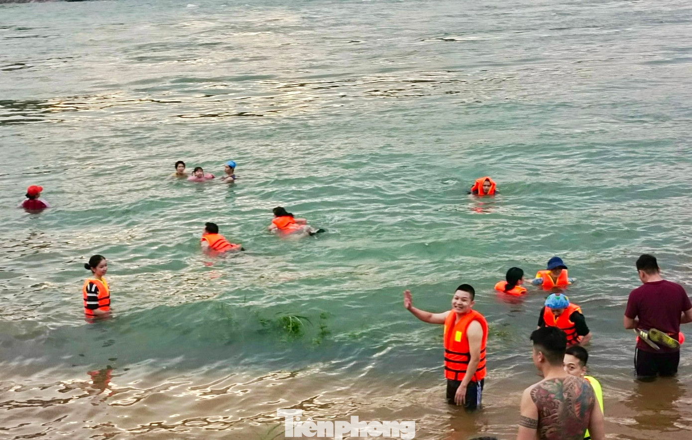 Hiện nay đang trong mùa mưa lũ, nước sông Đà lên xuống thất thường, nhiều điểm nước xoáy nguy hiểm, nguy cơ đuối nước luôn hiện hữu. Hiện nay đang trong mùa mưa lũ, nước sông Đà lên xuống thất thường, nhiều điểm nước xoáy nguy hiểm, nguy cơ đuối nước luôn hiện hữu.