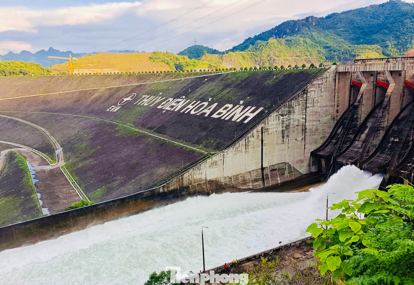 Do nước thượng nguồn đổ về lớn, mực nước thượng lưu hồ Hòa Bình lên cao trình 108,67m, bởi vậy, 16h chiều 16/7, Công ty thủy điện Hòa Bình đã mở cửa xả đáy để bảo đảm an toàn cho đập và vùng hạ lưu. Do nước thượng nguồn đổ về lớn, mực nước thượng lưu hồ Hòa Bình lên cao trình 108,67m, bởi vậy, 16h chiều 16/7, Công ty thủy điện Hòa Bình đã mở cửa xả đáy để bảo đảm an toàn cho đập và vùng hạ lưu.