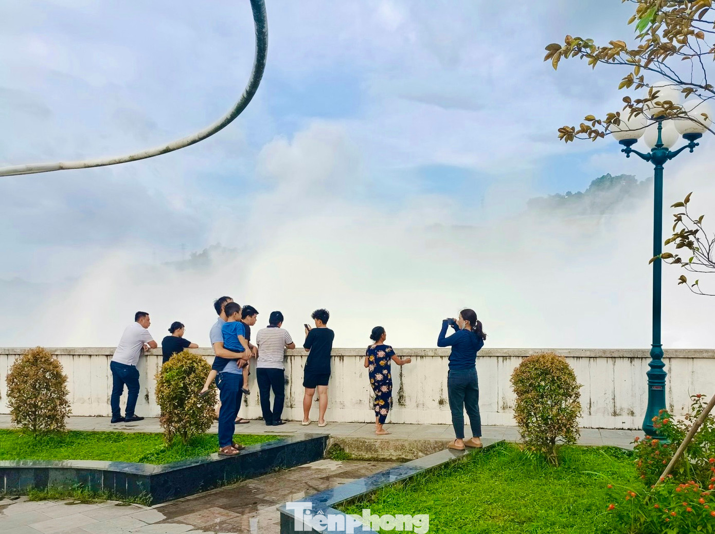 Mọi người tranh thủ ghi lại khoảnh khắc Thủy điện Hòa Bình xả lũ. Mọi người tranh thủ ghi lại khoảnh khắc Thủy điện Hòa Bình xả lũ.