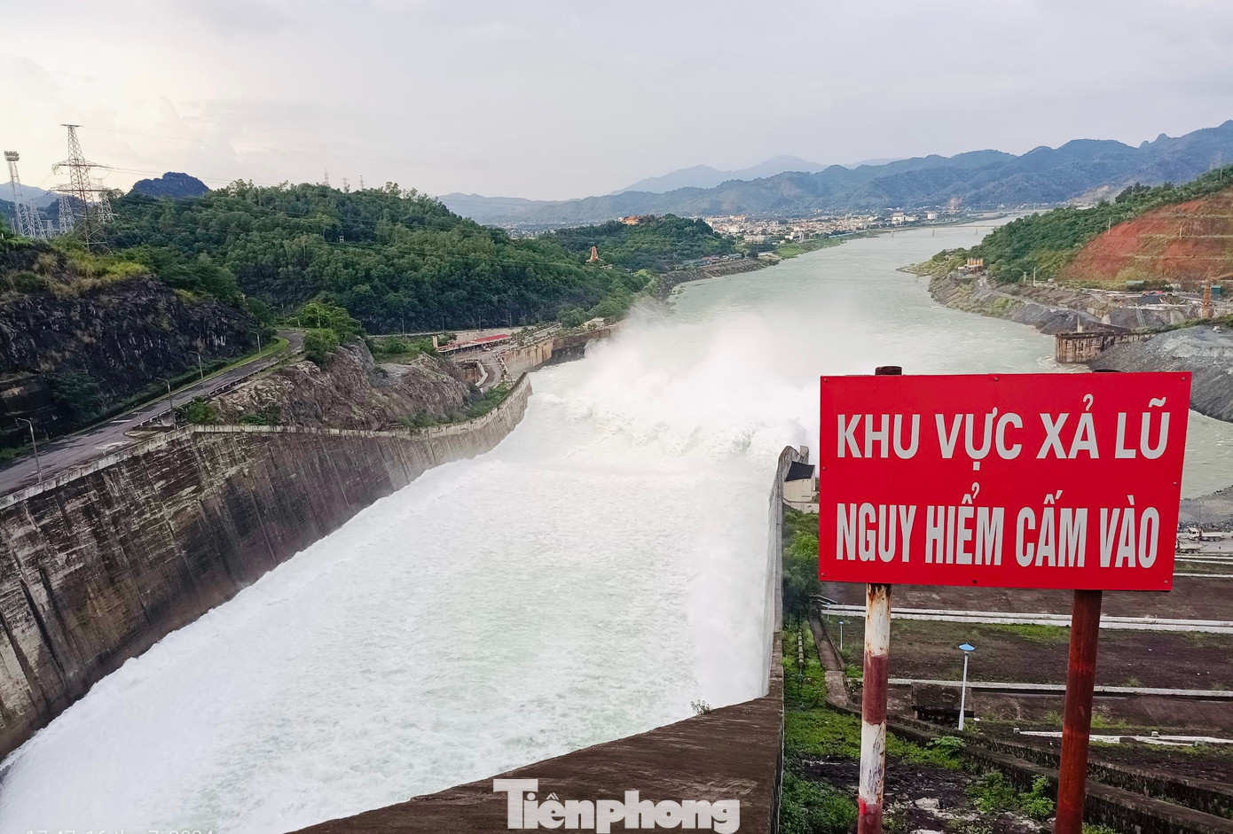 Nước sông lên cao với sóng lớn đục ngàu, cực kỳ nguy hiểm. Nước sông lên cao với sóng lớn đục ngàu, cực kỳ nguy hiểm.