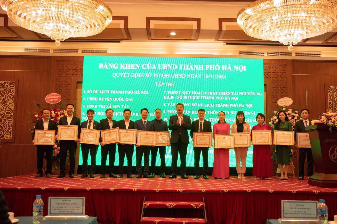 Phó Chủ tịch UBND thành phố Nguyễn Mạnh Quyền trao Bằng khen cho các tập thể, cá nhân. Phó Chủ tịch UBND thành phố Nguyễn Mạnh Quyền trao Bằng khen cho các tập thể, cá nhân.