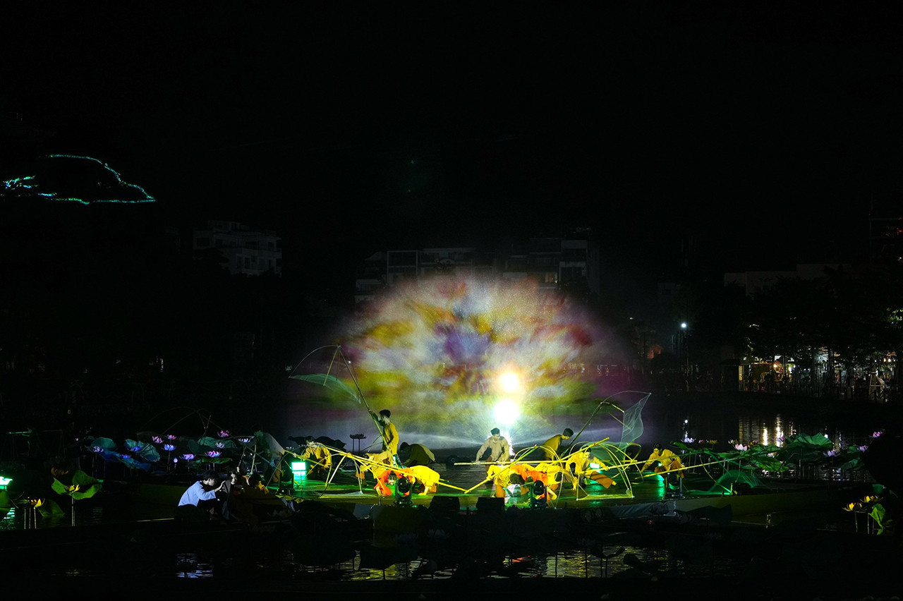 Từng chương là từng câu chuyện về sự sống của loài sen được kết tụ tinh hoa của đất trời, từ lúc ươm mầm, lớn lên, kết nụ, nở hoa… từ đó tóm lược ngắn gọn câu chuyện về cuộc sống của người dân Việt từ xa xưa cho đến ngày nay. Từng chương là từng câu chuyện về sự sống của loài sen được kết tụ tinh hoa của đất trời, từ lúc ươm mầm, lớn lên, kết nụ, nở hoa… từ đó tóm lược ngắn gọn câu chuyện về cuộc sống của người dân Việt từ xa xưa cho đến ngày nay.