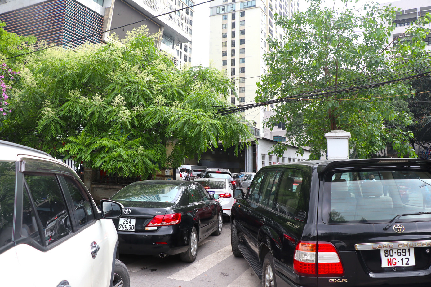 Ngày 3/5, tại một số trung tâm đăng kiểm trên địa bàn Hà Nội, đông người dân đến xếp hàng lấy lượt kiểm định phương tiện từ sáng sớm.