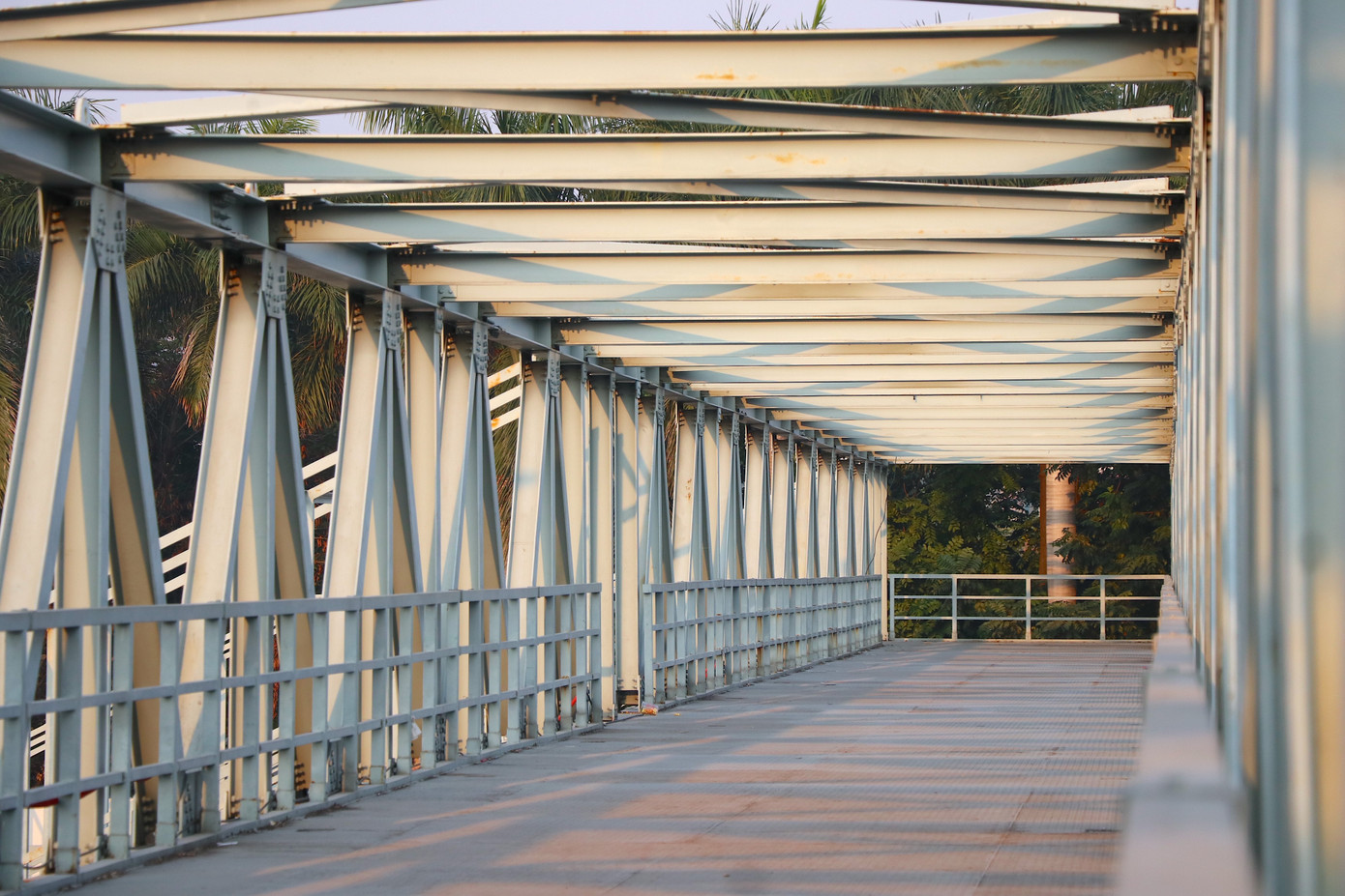 Thêm nữa, cây cầu này được lắp đặt ở nơi dân cư thưa thớt, tỷ lệ người đi bộ lên xuống, qua lại cầu khá ít. Thêm nữa, cây cầu này được lắp đặt ở nơi dân cư thưa thớt, tỷ lệ người đi bộ lên xuống, qua lại cầu khá ít.