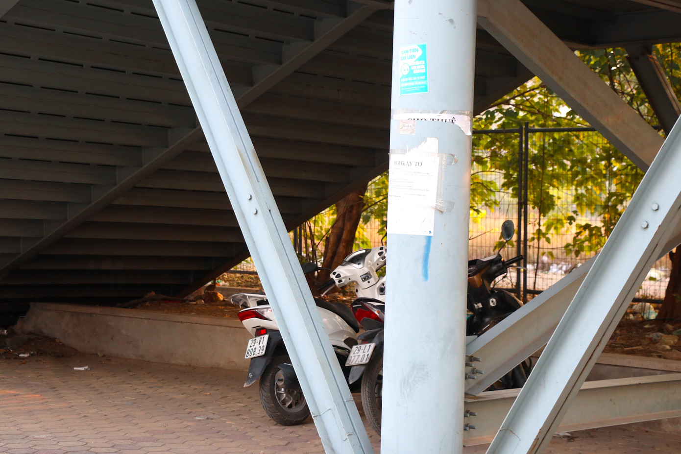 Gầm cầu đã sớm trở thành khu vực dừng đỗ xe, bán hàng rong của nhiều người dân trong khu vực. Gầm cầu đã sớm trở thành khu vực dừng đỗ xe, bán hàng rong của nhiều người dân trong khu vực.