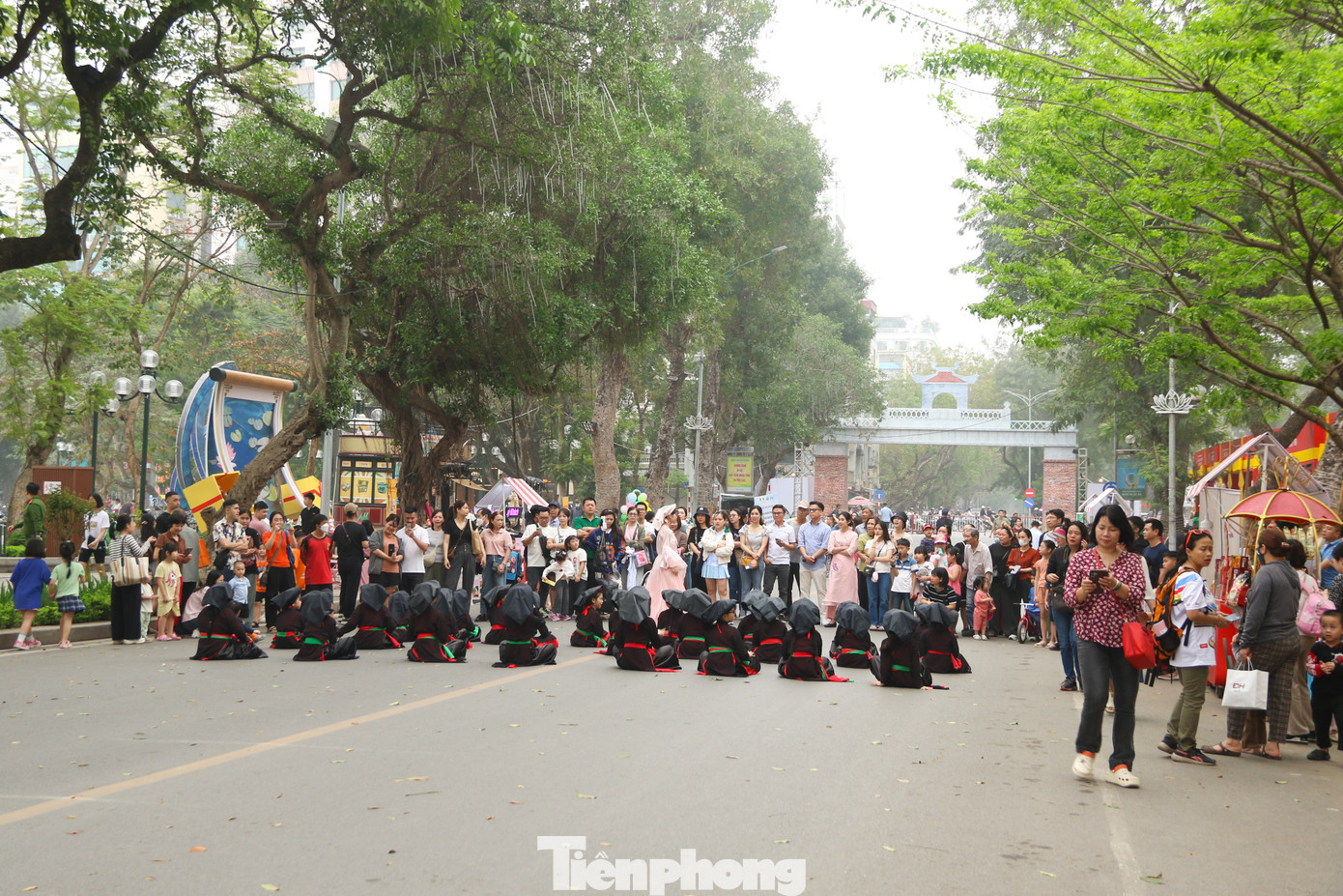Sôi nổi nhiều hoạt động nghệ thuật diễn ra tại không gian lễ hội.