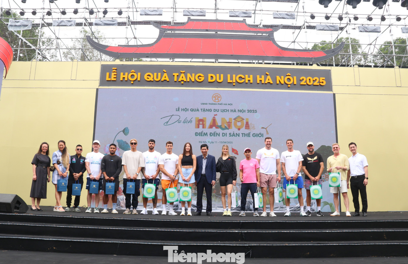 Thứ trưởng Hồ An Phong tặng quà cho các vận động viên.