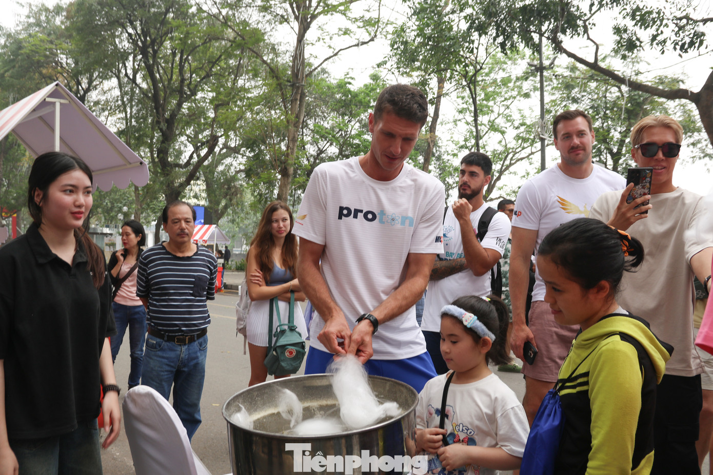 Trong chương trình thi đấu Pickleball chuyên nghiệp số 1 thế giới (MLP) tại Việt Nam vào ngày 15/4, các vận động viên Pickleball trong nước và quốc tế cùng các KOL thể thao đã tham gia trải nghiệm một số hoạt động văn hóa, du lịch tại Lễ hội quà tặng du lịch Hà Nội năm 2025.