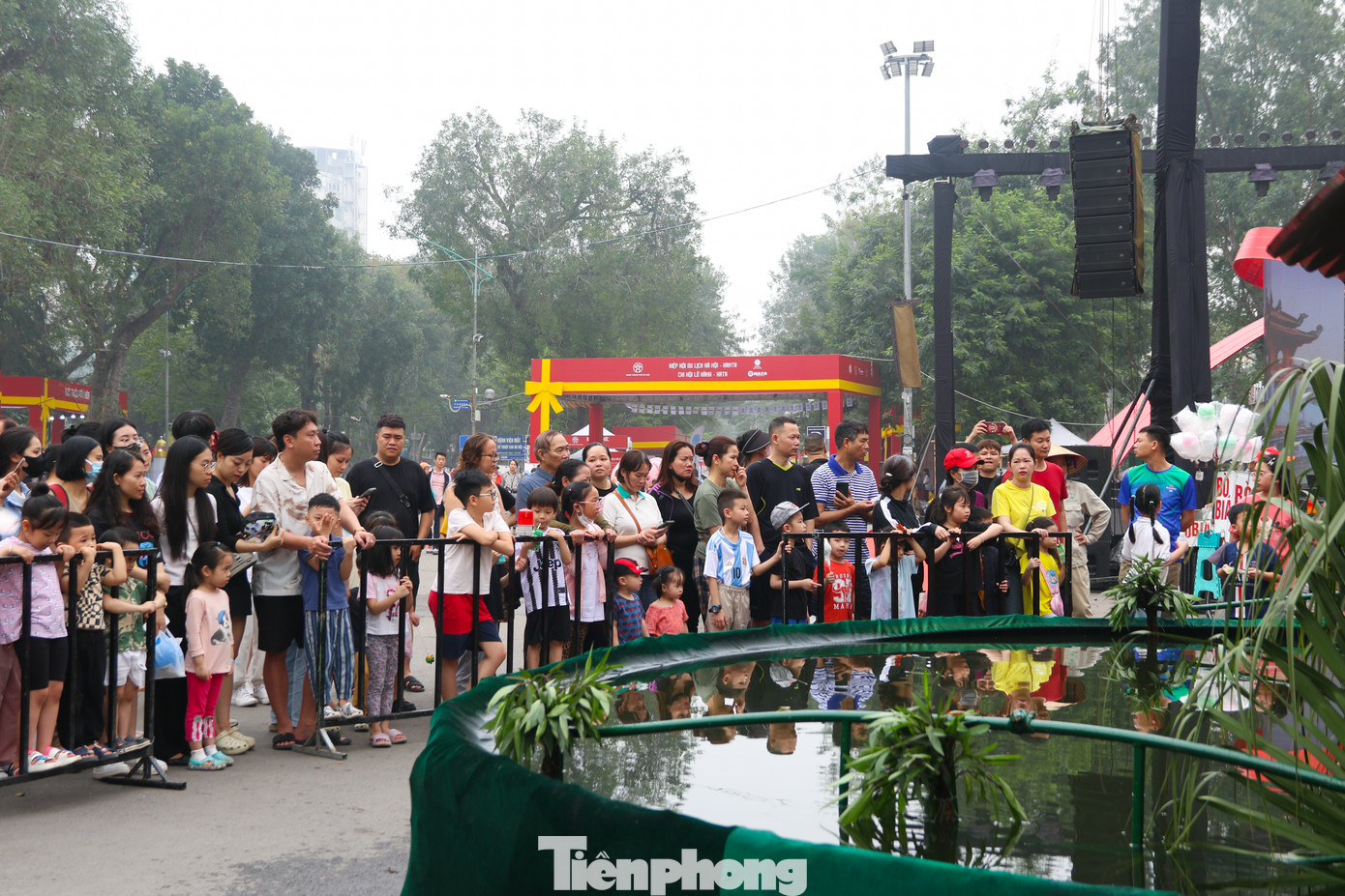 Với chủ đề “Hà Nội - điểm đến di sản thế giới”, Lễ hội quà tặng du lịch Hà Nội năm 2025 diễn ra tại không gian đi bộ Trần Nhân Tông. Nhiều hoạt động trải nghiệm đã diễn ra thu hút đông đảo du khách trong và ngoài nước tới trải nghiệm.