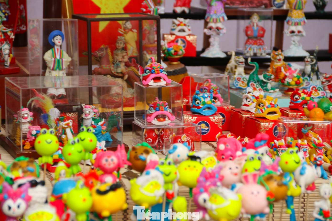 Không gian workshop hướng dẫn làm chuồn chuồn tre, diều sáo, tò he… thu hút các bạn nhỏ trải nghiệm.