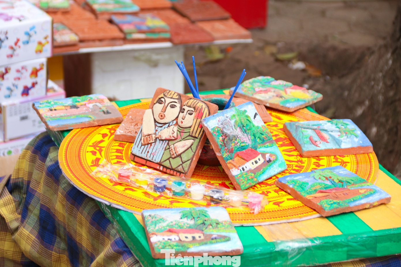 Không gian workshop hướng dẫn làm chuồn chuồn tre, diều sáo, tò he… thu hút các bạn nhỏ trải nghiệm.