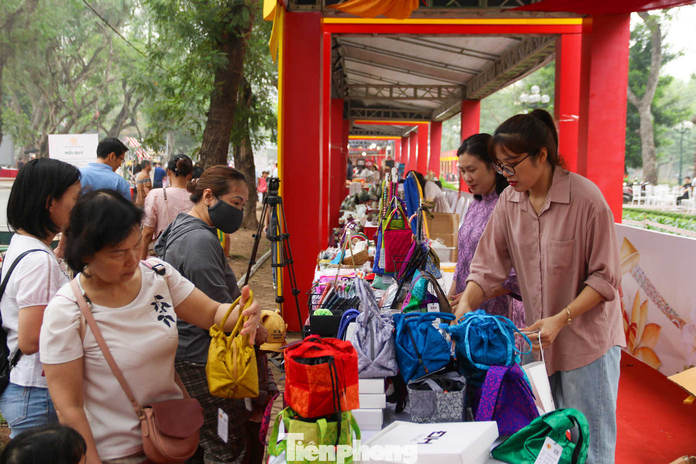 Tại đây, du khách có thể tìm thấy những sản phẩm đặc trưng của các làng nghề truyền thống của thủ đô như gốm Bát Tràng, lụa Vạn Phúc, mây tre đan Phú Vinh, sơn mài Hạ Thái, cốm Làng Vòng.