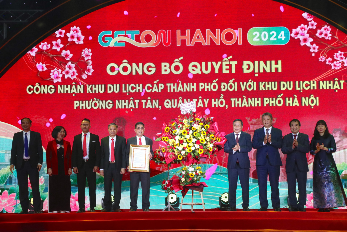 Phó Bí thư Thành ủy Hà Nội Nguyễn Văn Phong và các đồng chí lãnh đạo thành phố, quận Tây Hồ chúc mừng phường Nhật Tân có điểm du lịch cấp thành phố.