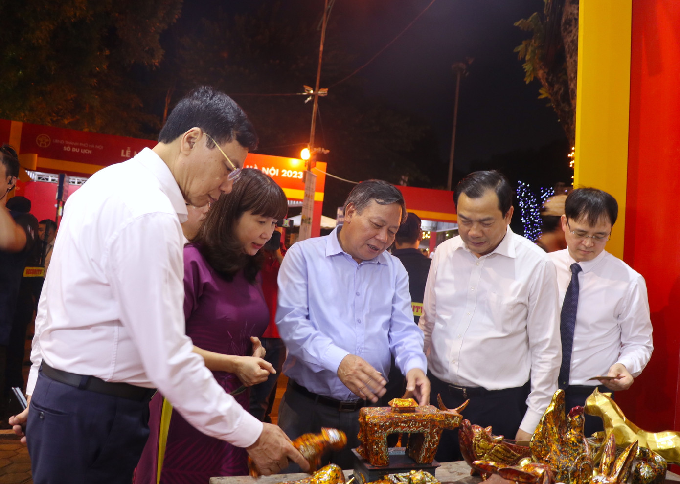 Các đại biểu tham quan gian hàng quà tặng tại Lễ hội năm nay. Các đại biểu tham quan gian hàng quà tặng tại Lễ hội năm nay.