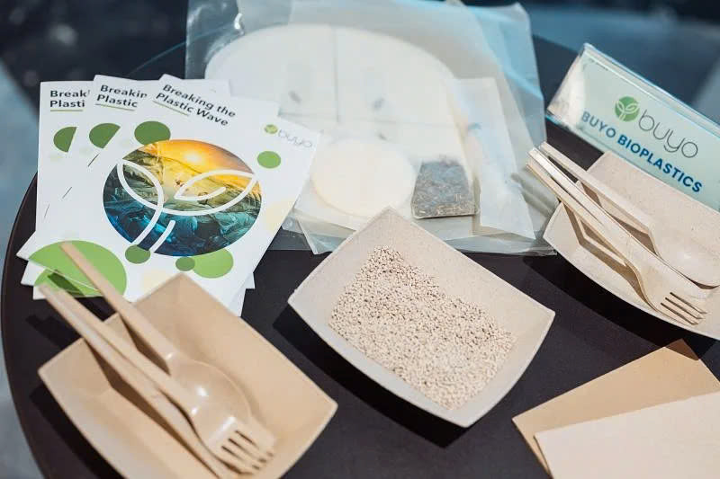 Đa dạng các sản phẩm từ nhựa sinh học của đơn vị khởi nghiệp.