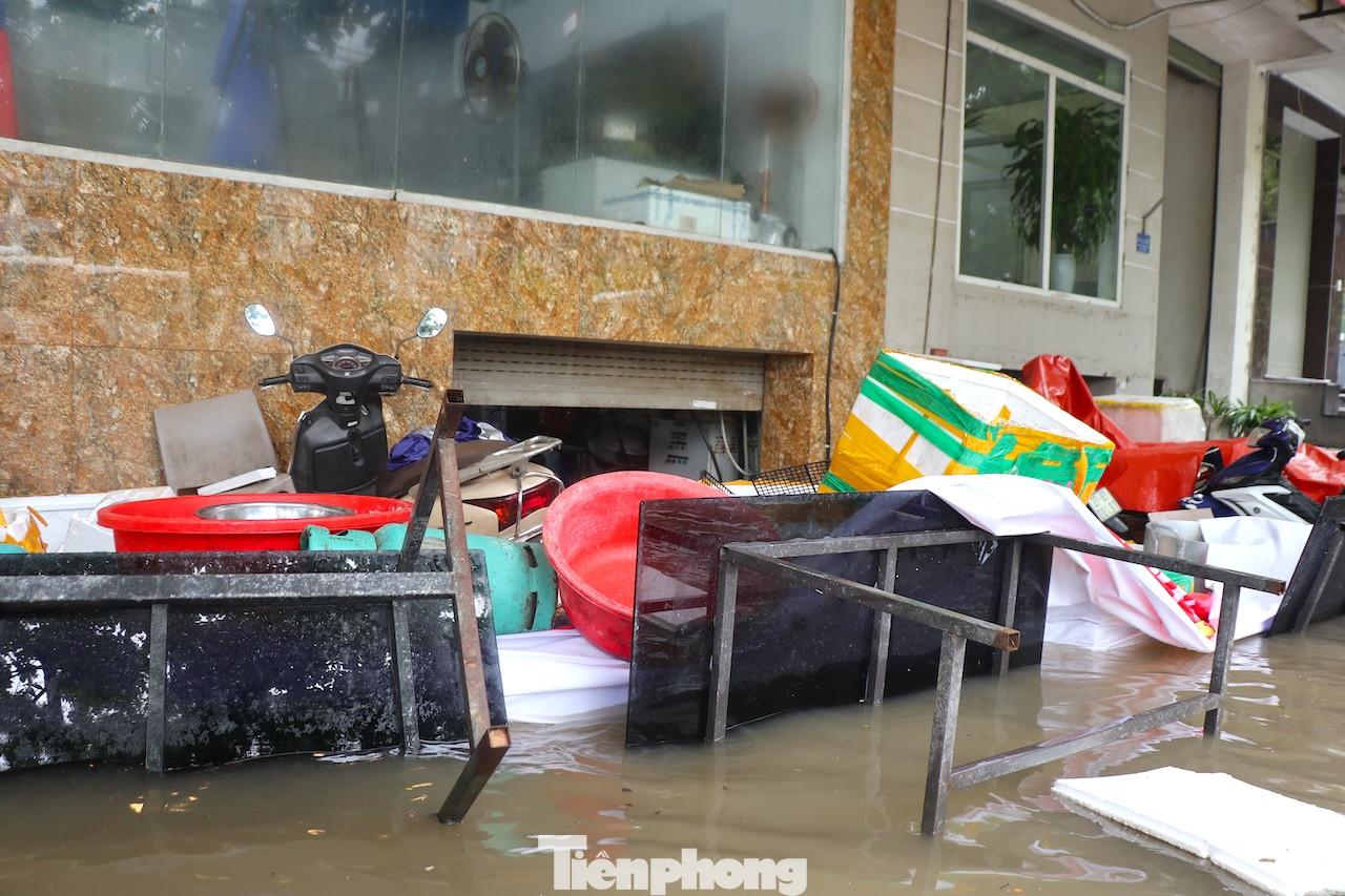 Người dân ở đây phải dùng bao tải cát và các vật dụng để chắn không cho nước vào nhà.