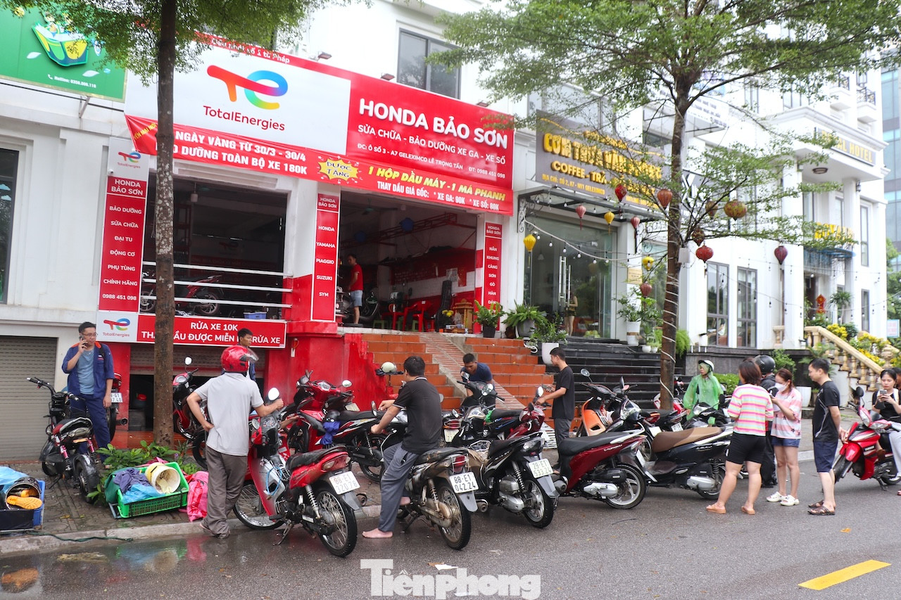 Dịch vụ sửa xe đắt khách vì nhiều xe máy đi qua khu vực nước ngập sâu bị chết máy.