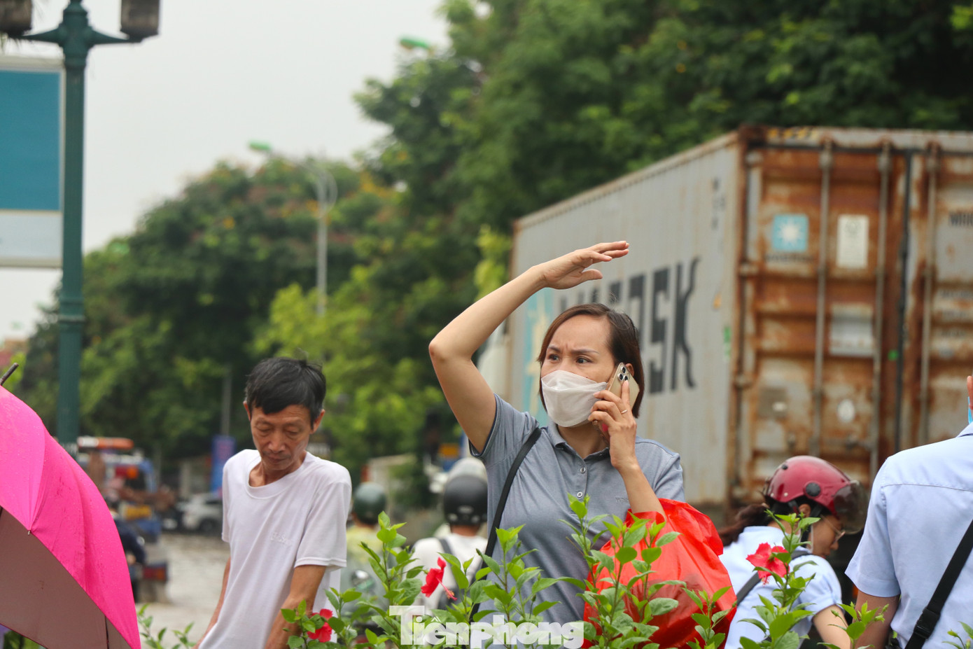 Nhiều người lựa chọn đi bộ để đi làm vì các đường vào nội đô xung quanh khu vực đều chìm trong biển nước.