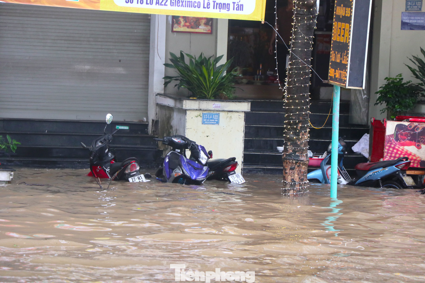 Đây không phải lần đầu mà liên tục trong thời gian qua tình trạng ngập úng khi mưa lớn liên tục xảy ra ở khu vực này. Theo lời người dân, do nước mưa đều đổ dồn không tiêu thoát kịp nên xảy ra ngập úng nghiêm trọng.