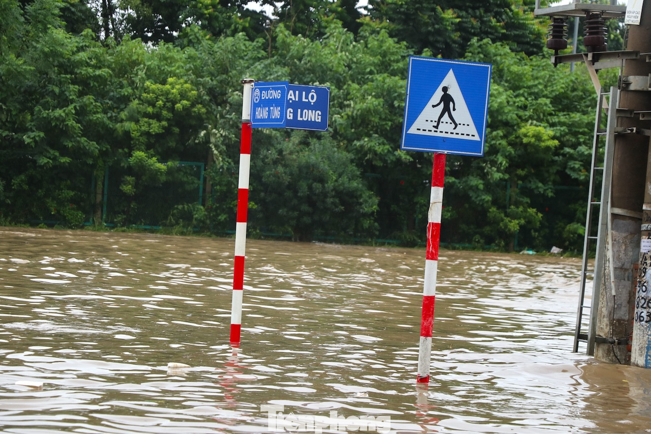 Nước ngập cao tại khu vực cổng chào Thiên Đường Bảo Sơn.