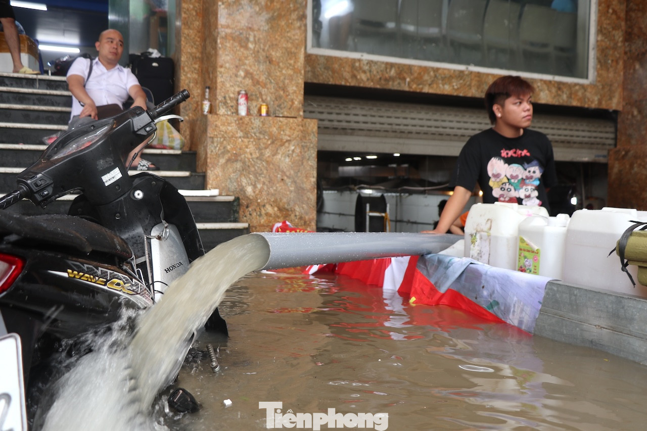 Ở phía ngoài mặt đường Lê Trọng Tấn nhiều ngôi nhà biệt thự liền kề chìm trong nước, dù đã có biện pháp chống ngập nhưng nhiều hầm vẫn ngập sâu trong nước, phải dùng máy bơm công suất lớn để đẩy nước ra ngoài.